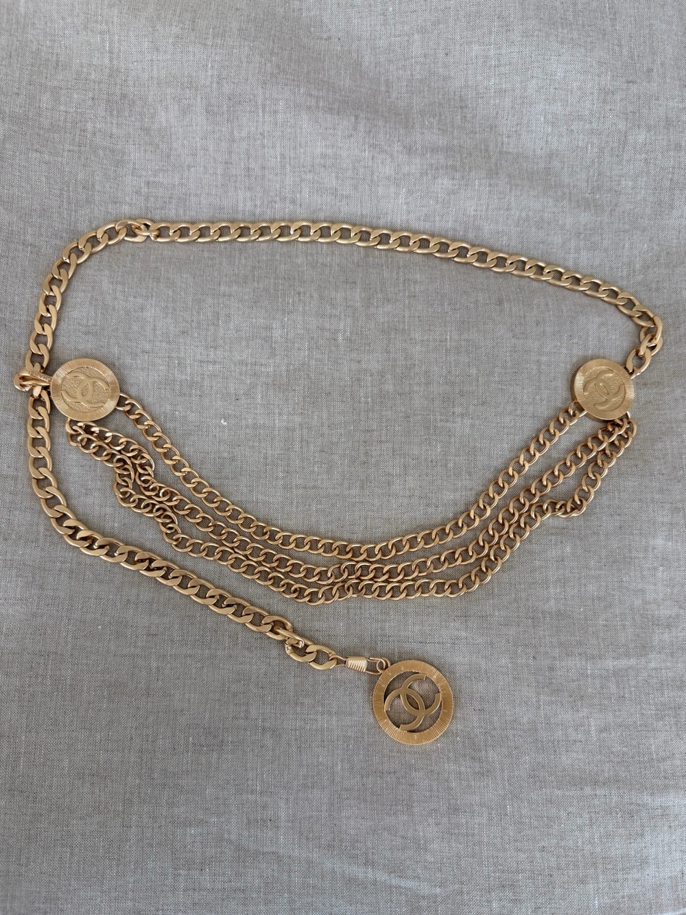 ✨Vintage CHANEL Gold Multi-Strand CC Medallion Chain Belt✨ - Picture 5 of 9